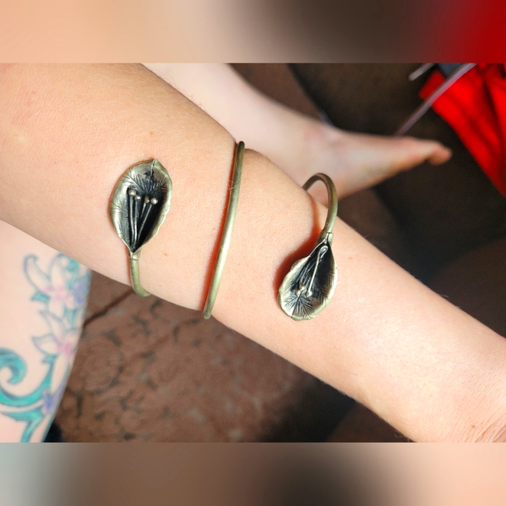 Silver Lilly bangle brackle